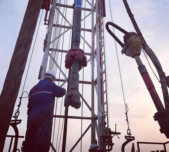 Kulede boru bağlantısı yapan çalışan